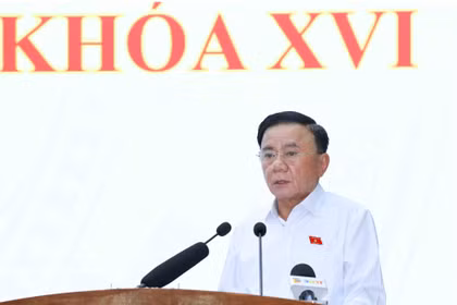 Politburo member and Permanent member of the Party Central Committee’s Secretariat Tran Cam Tu speaks at a meeting with voters in Da Nang city on May 5. (Photo: VNA)