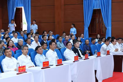 Politburo member and Permanent member of the Party Central Committee’s Secretariat Tran Cam Tu (front, third from left) and other participants in the meeting between voters and candidates running for seats in the 16th National Assembly in Constituency No. 1 of Da Nang city on March 4. (Photo: VNA)