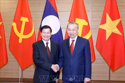 General Secretary of the Communist Party of Vietnam To Lam (right) and General Secretary of the Lao People’s Revolutionary Party and President of Laos Thongloun Sisoulith at a meeting during the Lao leader's visit to Vietnam. (Photo: VNA)