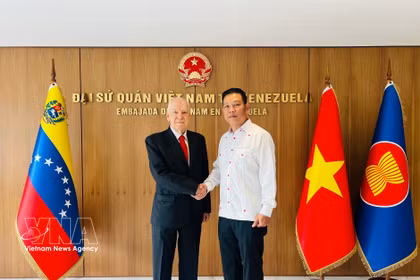 Vietnamese Ambassador to Venezuela Vu Trung My (R) receives Dr. Carolus Wimmer, President of the Venezuela - Vietnam Friendship House (Photo: VNA)