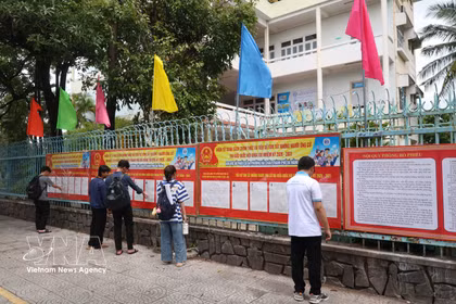 Students at the University of Technology and Education – University of Da Nang look at the list of candidates posted on campus ahead of the Election Day. (Photo: VNA)