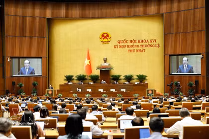 A plenary discussion of the 16th National Assembly's first extraordinary session (Photo: VNA)