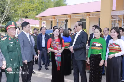 The NA Vice Chairman and his entourage inspect preparations for the election at polling station No. 10 in Tan Thanh village (Photo: VNA)