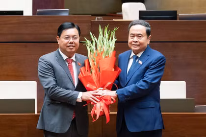 National Assembly Chairman Tran Thanh Man (R) presents flowers to congratulate new Minister of Home Affairs Nguyen Tien Hai. (Photo published by VNA)