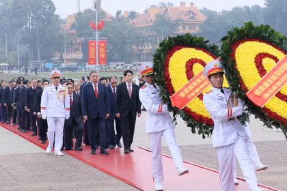 A delegation of Party, State leaders lay a wreath and paid tribute to President Ho Chi Minh at his mausoleum in Hanoi on the morning of February 3 on the occasion of the 96th founding anniversary of the Communist Party of Vietnam (CPV) (February 3, 1930 – 2026). (Photo: VNA)