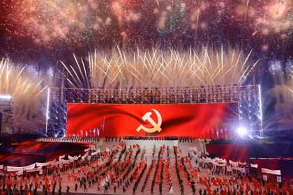 A special artistic fireworks display celebrates the success of the 14th National Congress of the Communist Party of Vietnam on the evening of January 23, 2026 (Phjoto: VNA)