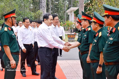 National Assembly (NA) Chairman Tran Thanh Man meets with representatives of Division 9 under Army Corps 34 in Ho Chi Minh City on March 3 (Photo: VNA) 