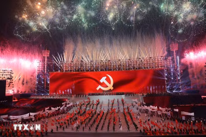 The spectacular, large-scale fireworks display is like a majestic symphony celebrating the success of the 14th National Congress of the Communist Party of Vietnam (Photo: VNA)