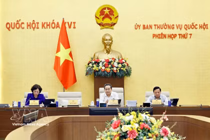NA President Tran Thanh Man (centre) speaks at the session. (Photo: VNA)