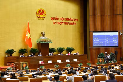 The National Assembly votes to approve the Resolution on the pilot implementation of the public lawyer institution (Photo: VNA)