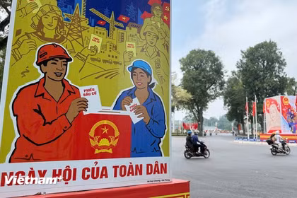 On March 2, election committees receive and distribute election materials and ballot papers to polling teams, no later than 13 days before voting day. (Photo: VNA)