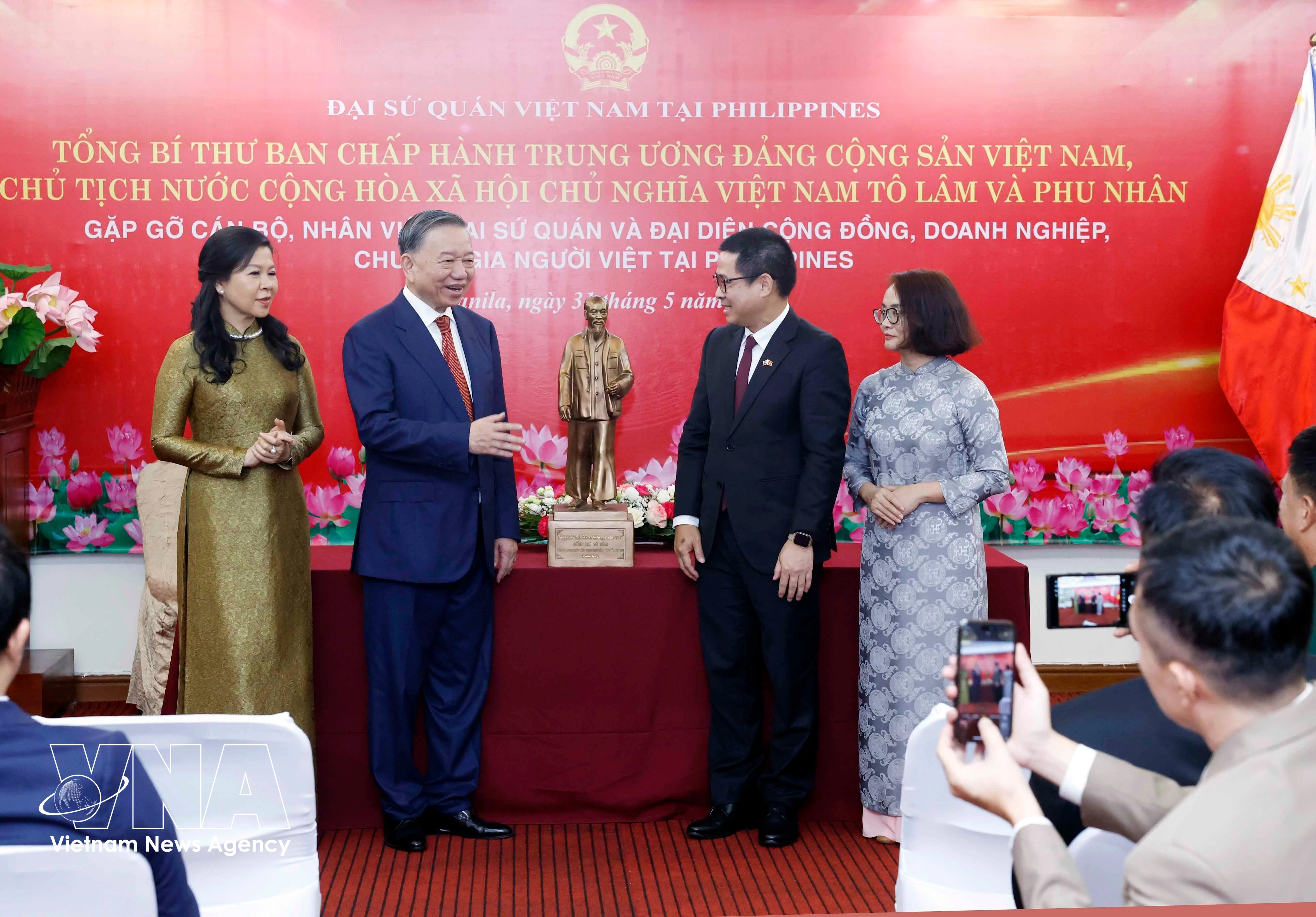 Party General Secretary and State President To Lam and his spouse present a statue of President Ho Chi Minh to the Vietnamese Embassy in the Philippines at the meeting on May 31. (Photo: VNA)