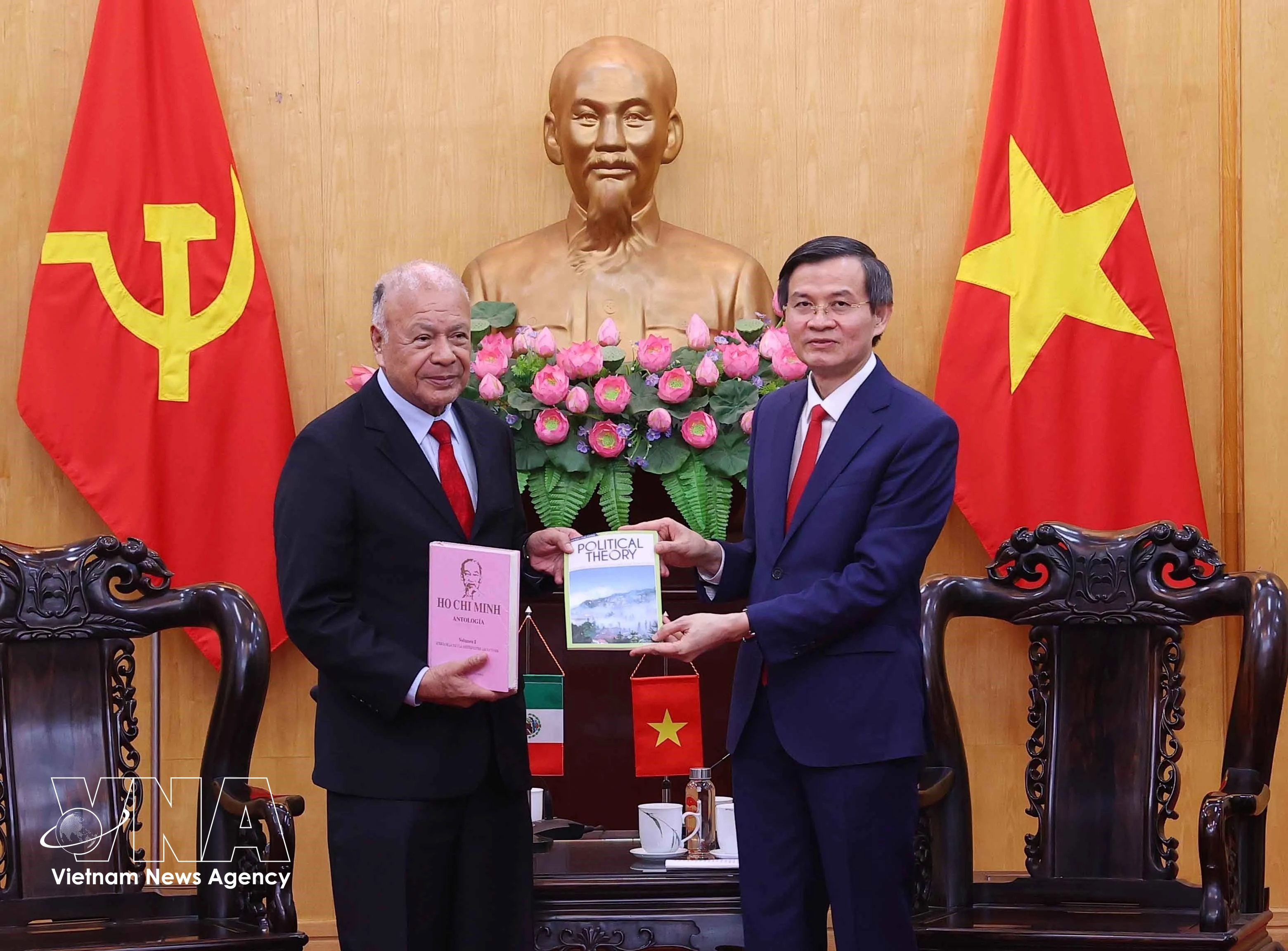 President of the Ho Chi Minh National Academy of Politics Assoc. Prof. Dr. Doan Minh Huan (R) presents books to PT General Secretary Alberto Anaya Gutiérrez at their meeting in Hanoi on August 19. (Photo: VNA)