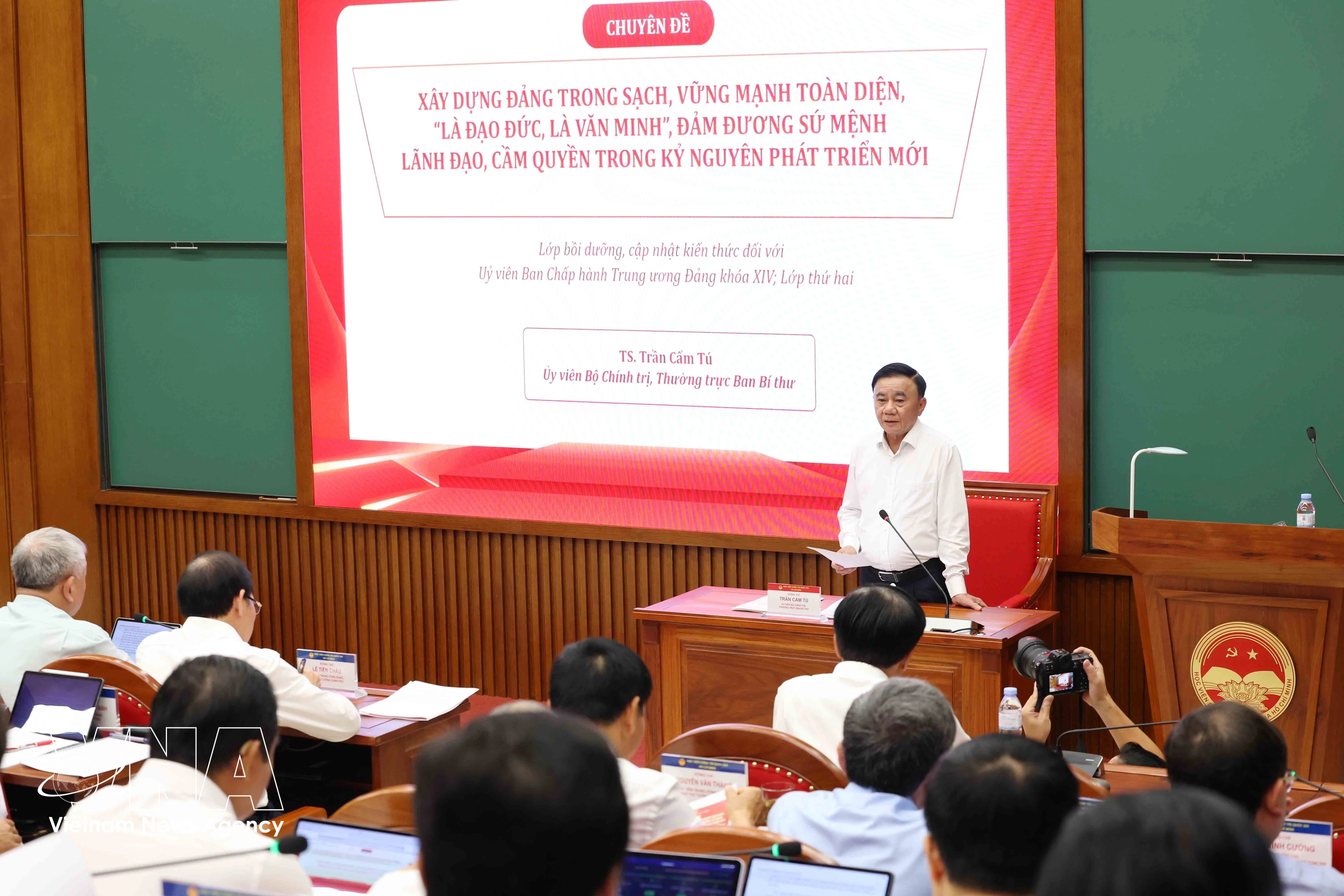 Politburo Member and Permanent Member of the Party Central Committee’s Secretariat Dr Tran Cam Tu delivers a thematic presentation on the Party building on September 15. (Photo: VNA)