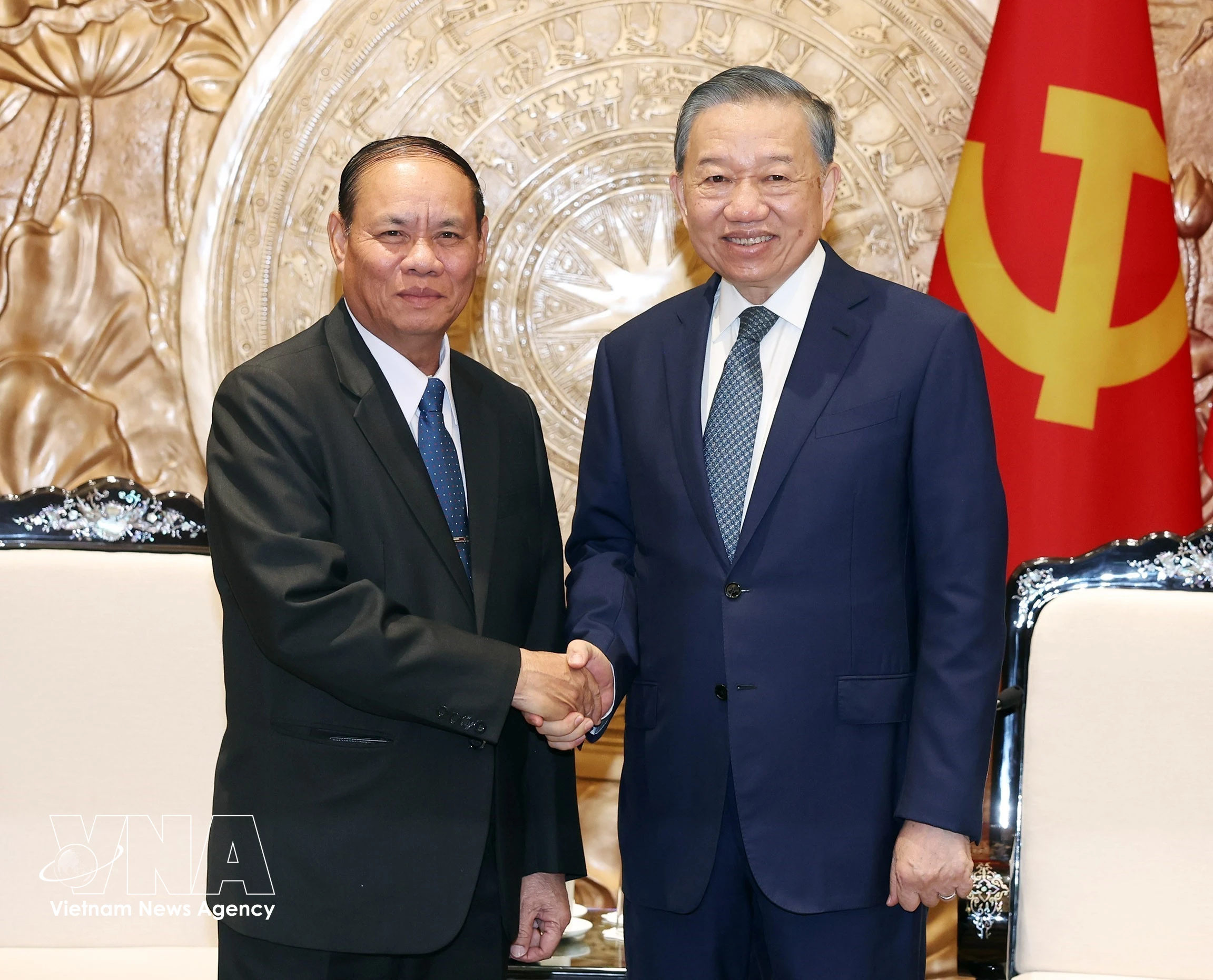 General Secretary of the Communist Party of Vietnam (CPV) Central Committee and President To Lam (R) receives Vilay Lakhamphong, Politburo Member and Standing Member of the Secretariat of the Lao People’s Revolutionary Party (LPRP) Central Committee, in Hanoi on October 15. (Photo: VNA)