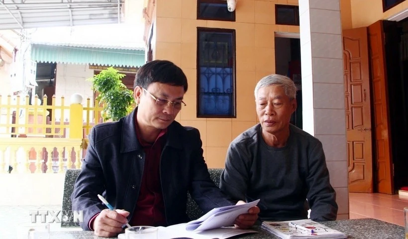 Fishermen returning from offshore trips have been provided with clear and timely information on the election schedule, polling locations and voting procedures. (Photo: VNA)
