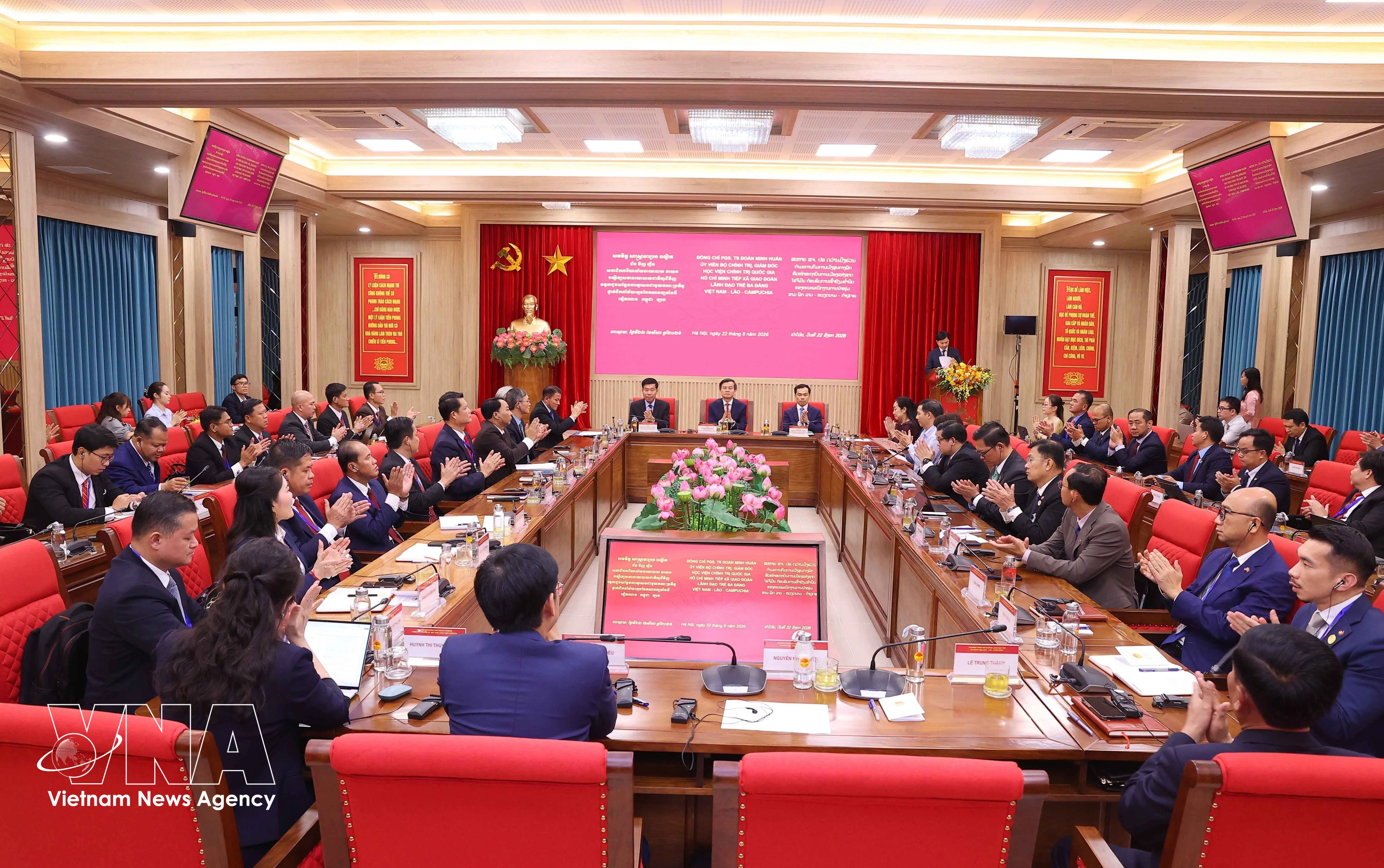 An overview of the meeting in Hanoi on August 22 (Photo: VNA)