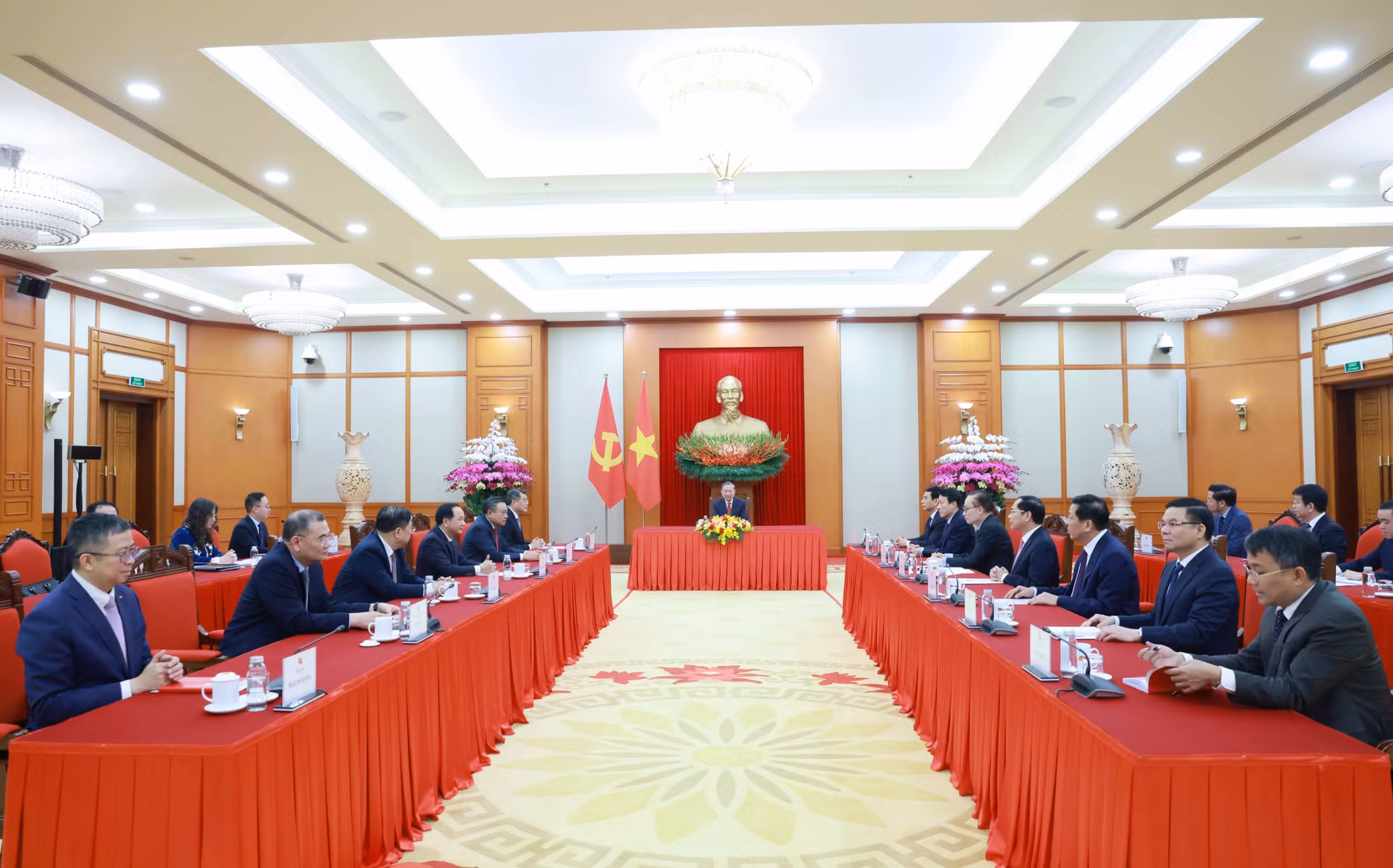 vietnamese-chinese-party-leaders-hold-phone-talks.jpg
