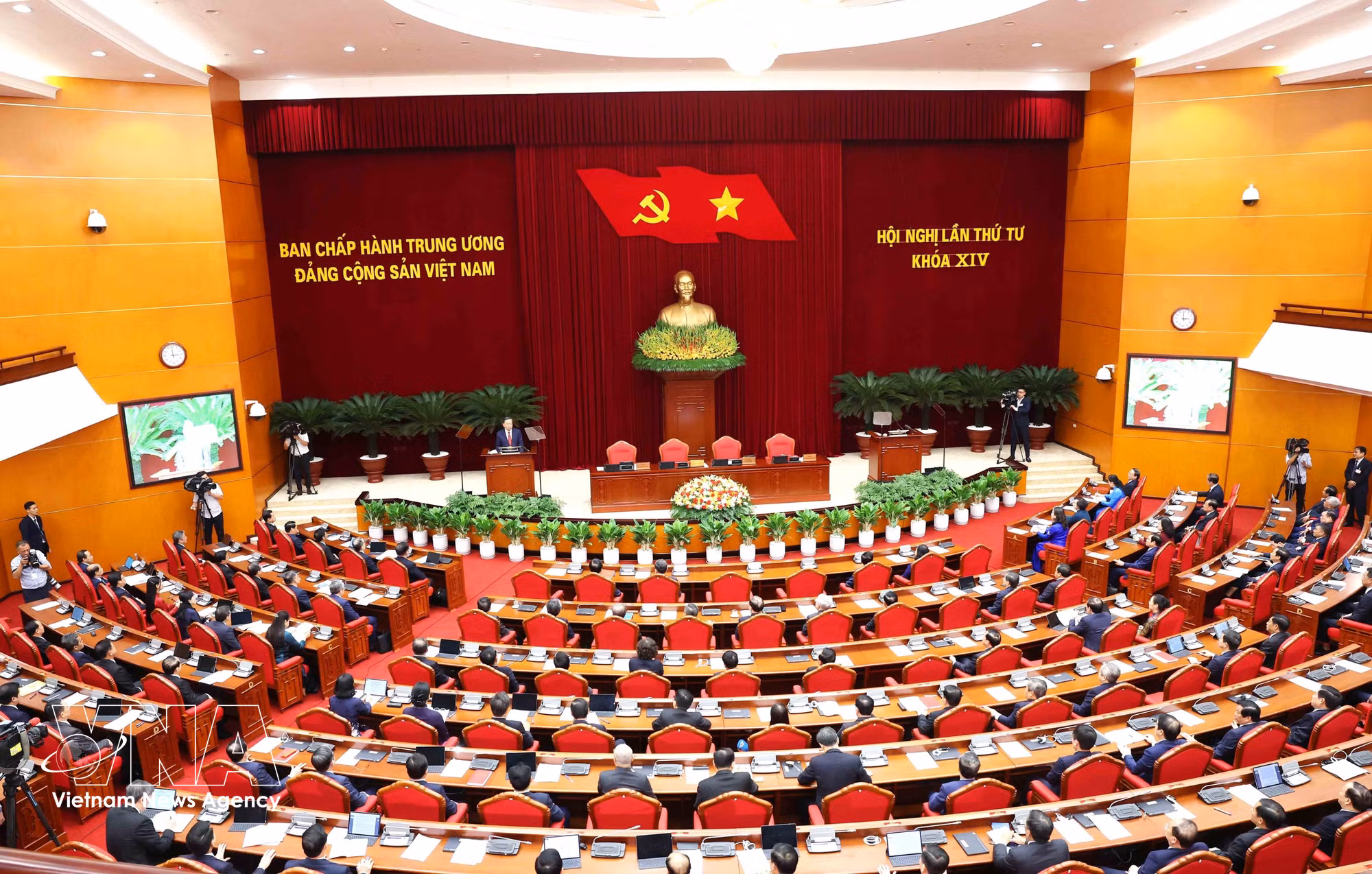 vnanet-14th-party-central-committee-wraps-up-fourth-meeting-1.jpg