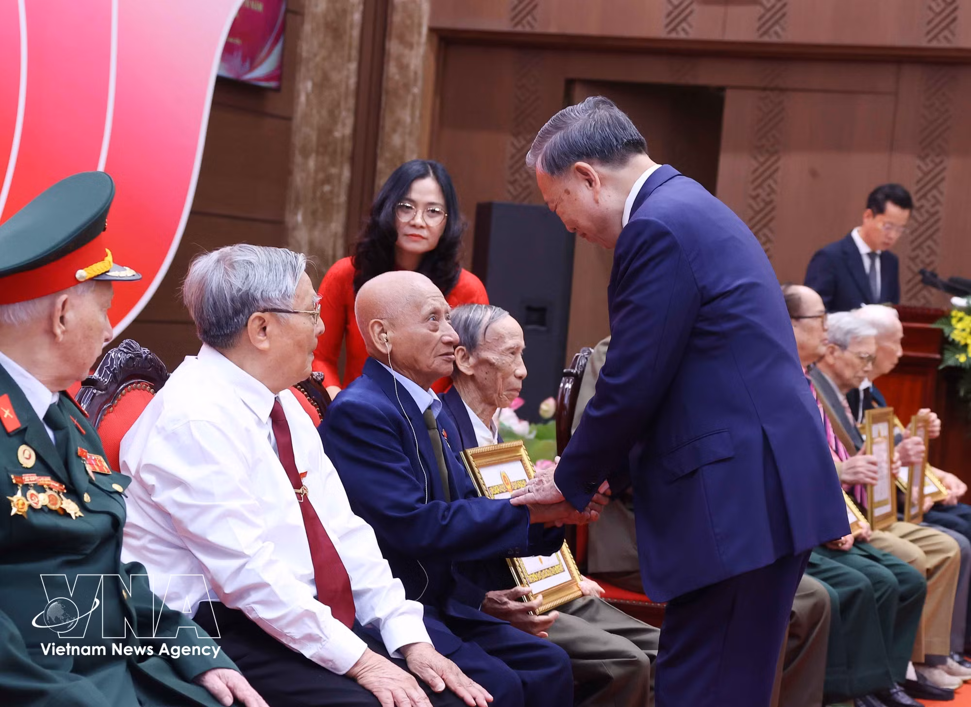 vnanet-party-membership-badges-presented-to-veteran-members-2.jpg