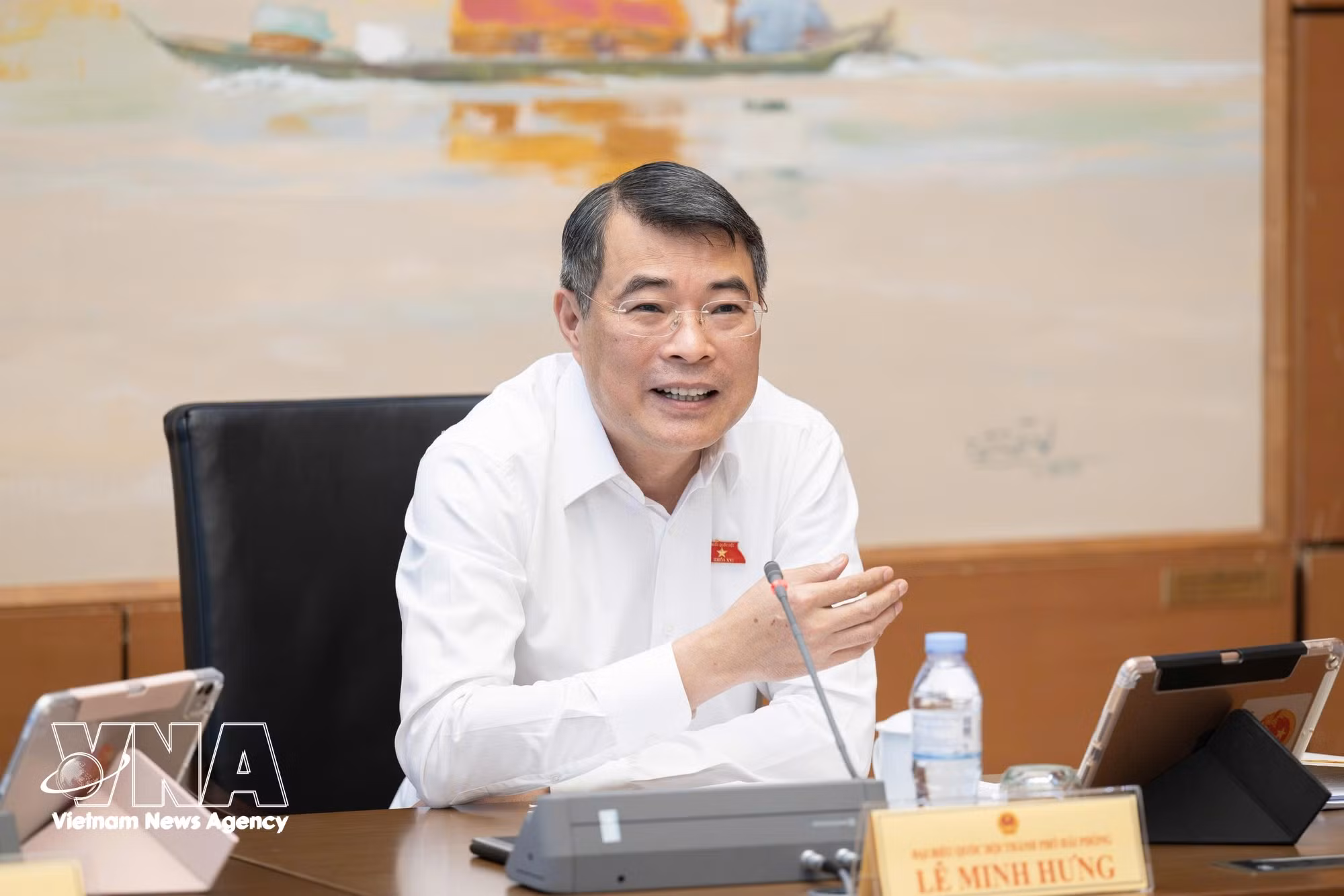 Prime Minister Le Minh Hung speaks in a group discussion during the second session of the 16th National Assembly on October 20, 2026. (Photo: VNA)