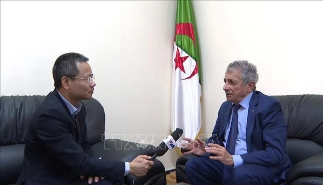 Mourad Lamoudi (R), a member in charge of external relations of the Central Committee of the National Liberation Front (FLN), grants an interview to the Vietnam News Agency (VNA)’s correspondent in Algiers. (Photo: VNA)