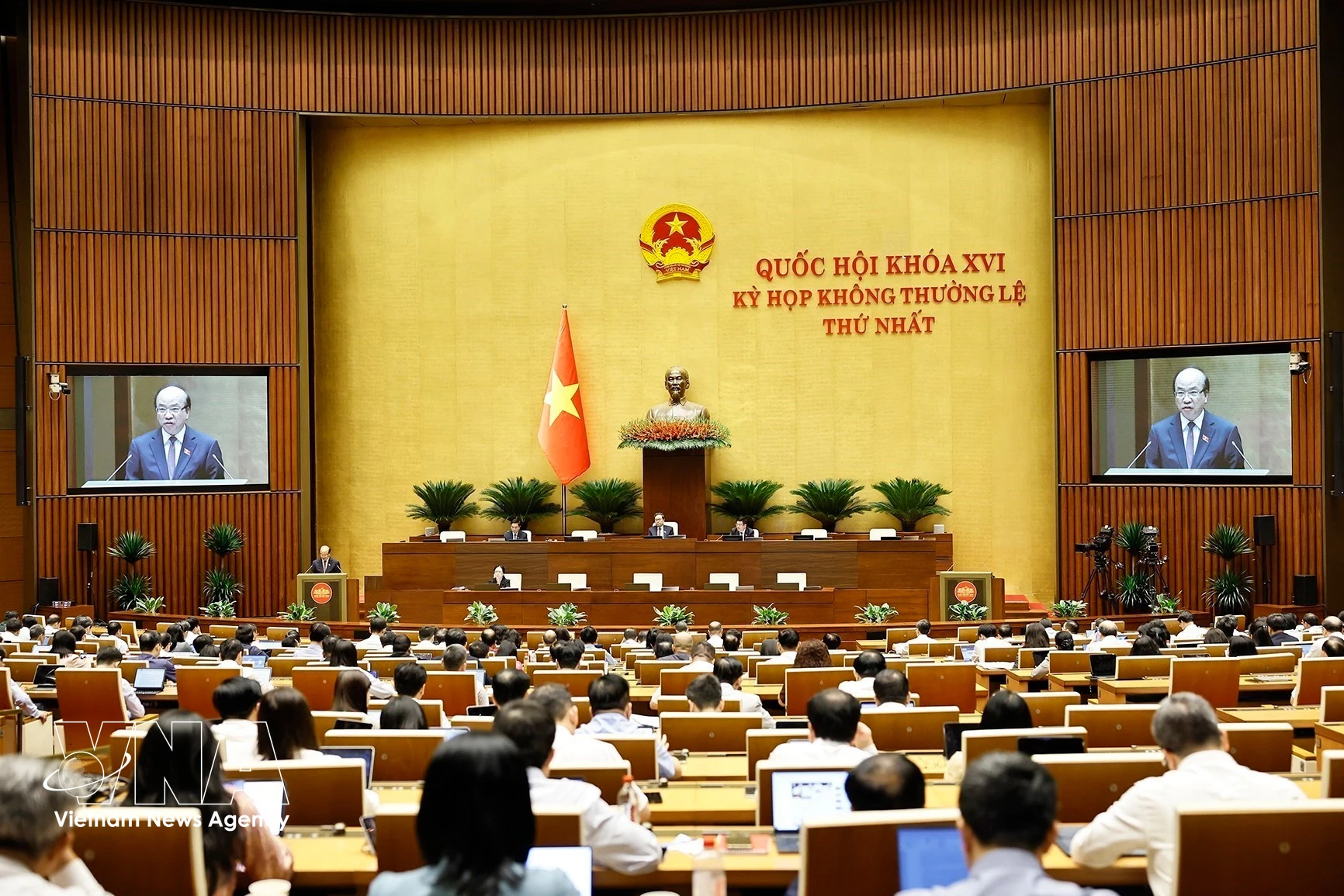 A plenary discussion of the 16th National Assembly's first extraordinary session (Photo: VNA)