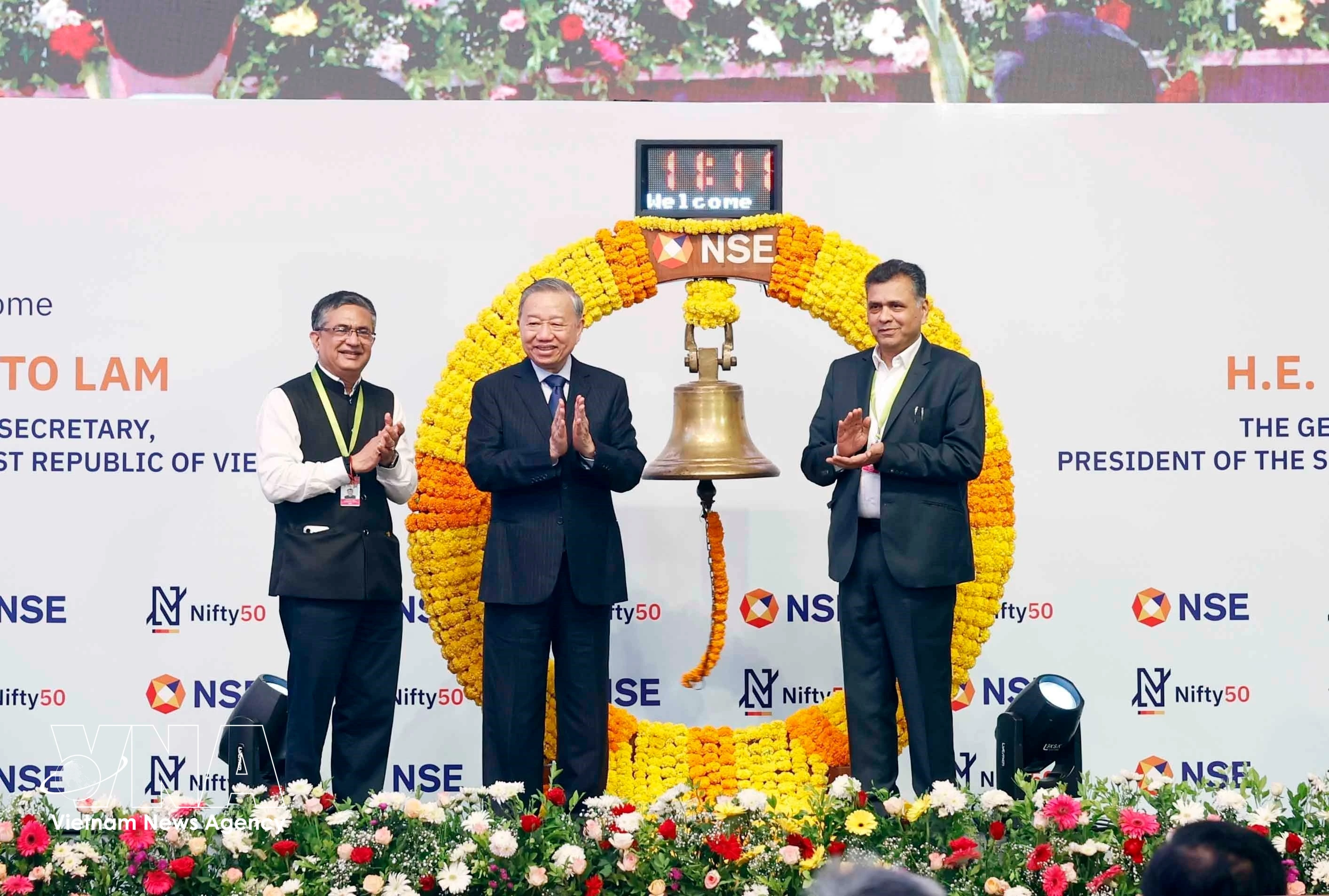 General Secretary of the Communist Party of Vietnam Central Committee and State President To Lam (C) rings bell at the National Stock Exchange of India (Photo: VNA)