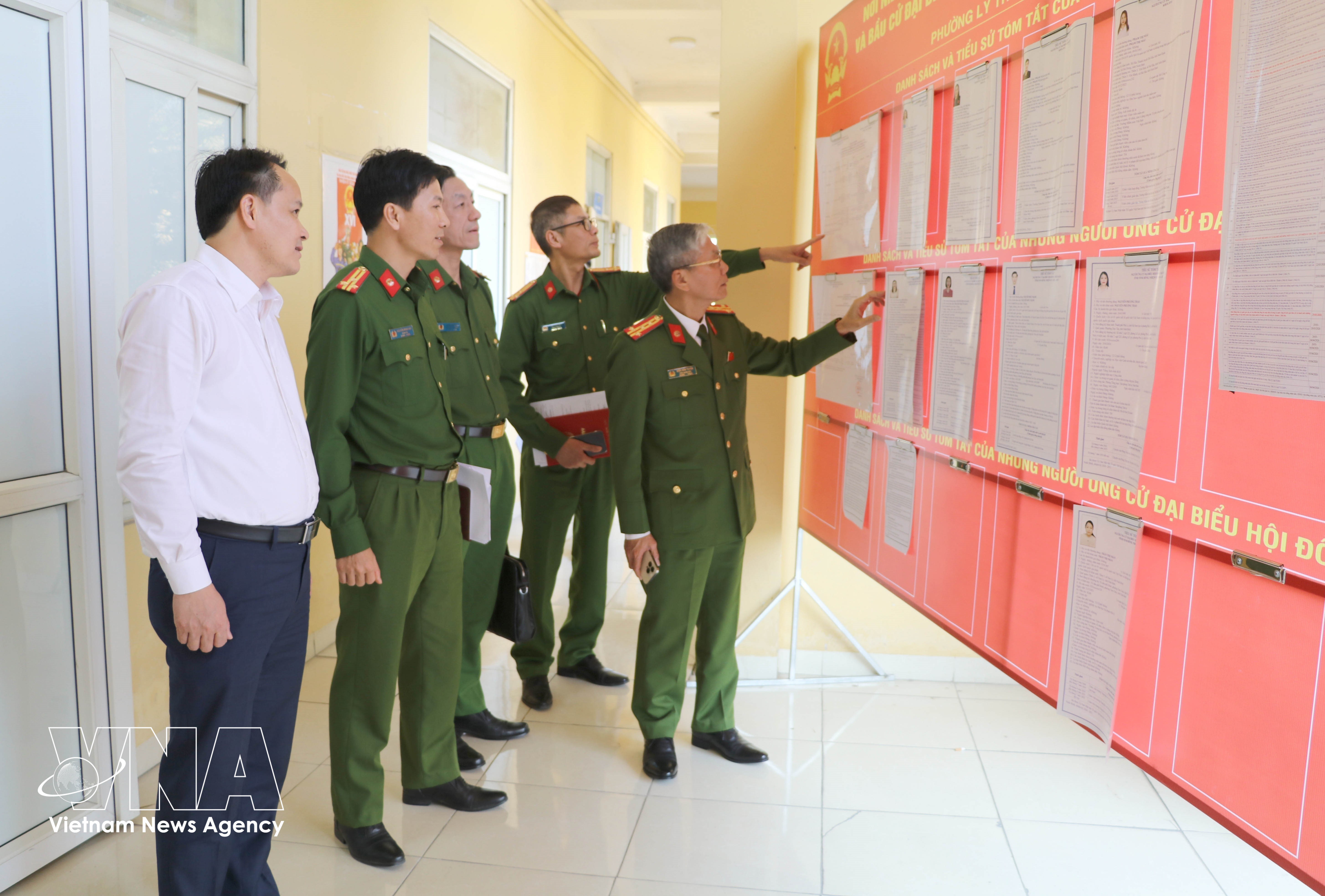 A delegation from the Department of Public Security of Ninh Binh inspect election preparations at Detention Centre No.2 in Ly Thuong Kiet ward. (Photo: VNA)