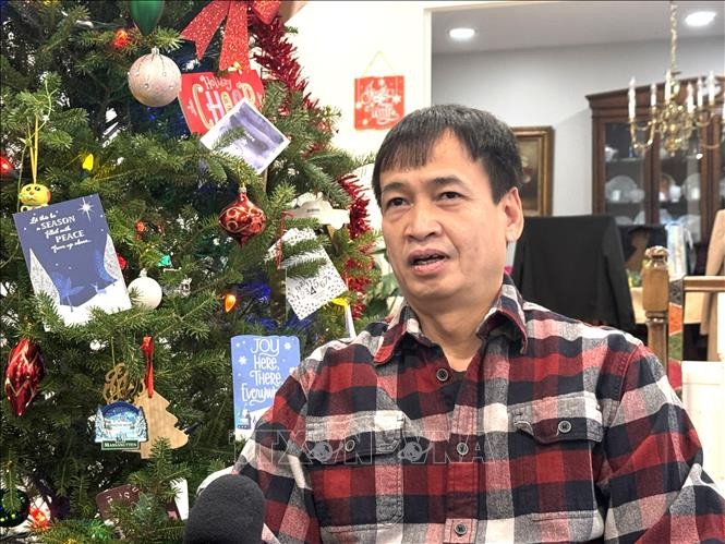 Lawyer Dang Chien Thang, who lives in Rockville, Maryland, shares his views with Vietnam News Agency correspondents in the US on the 14th National Congress of the Communist Party of Vietnam. (Photo: VNA)