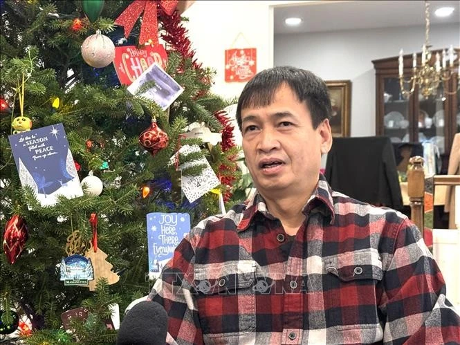 Lawyer Dang Chien Thang, who lives in Rockville, Maryland, shares his views with Vietnam News Agency correspondents in the US on the 14th National Congress of the Communist Party of Vietnam. (Photo: VNA)
