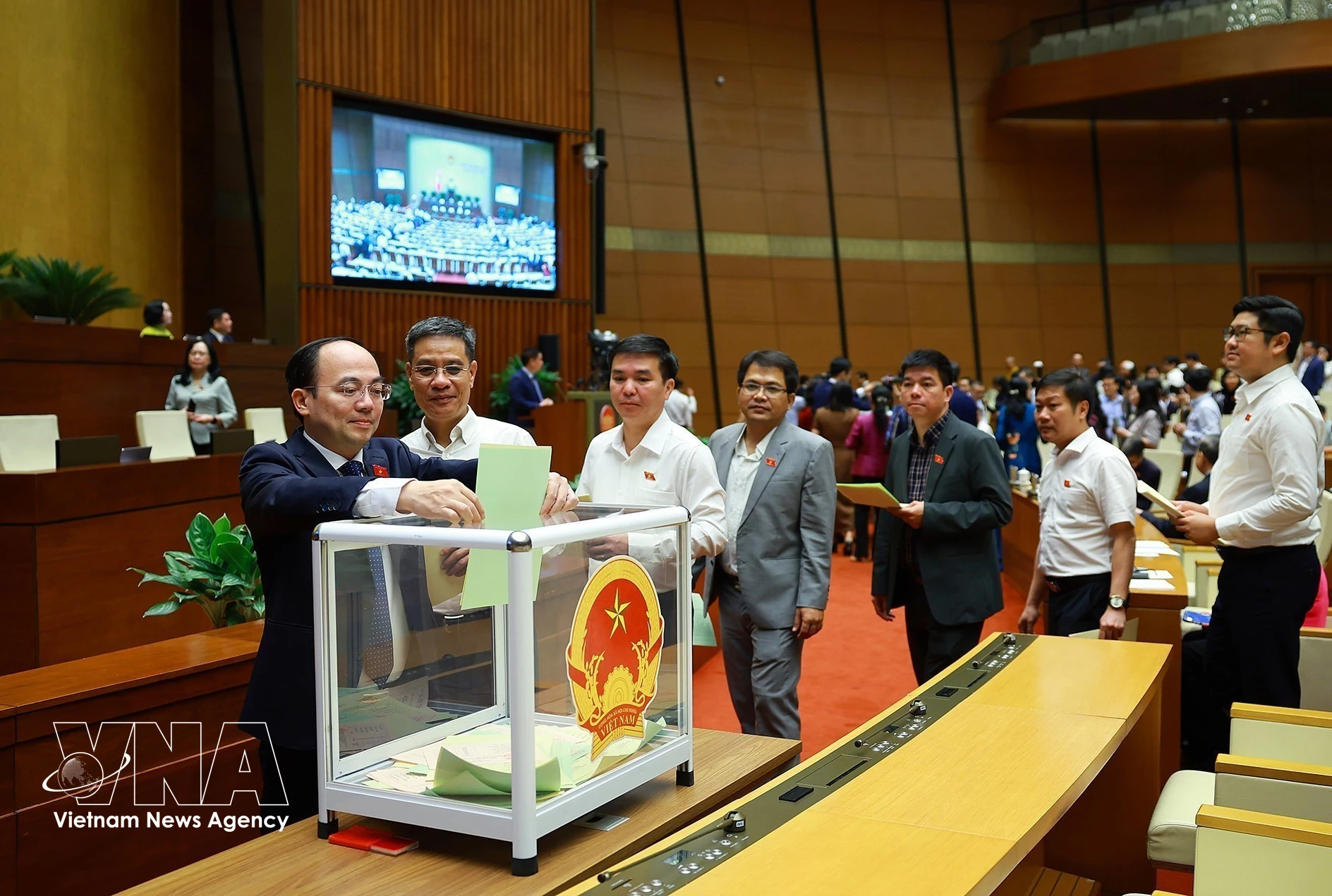 National Assembly deputies cast ballots to approve the appointment of judges of the Supreme People’s Court, Deputy Prime Ministers, ministers, and other members of the Government. (Photo: VNA)
