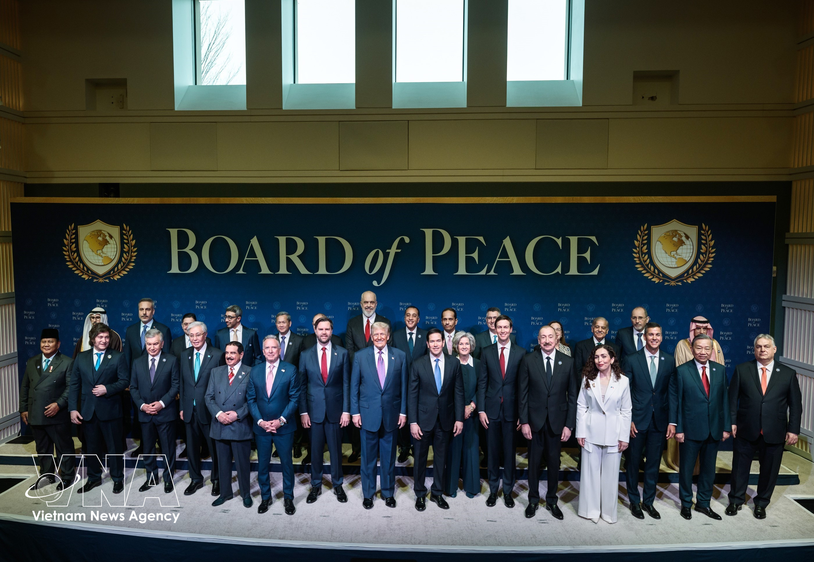 General Secretary of the Communist Party of Vietnam (CPV) Central Committee To Lam and heads of delegations attend the inaugural meeting of the Gaza Board of Peace in Washington, D.C. (Photo: VNA)