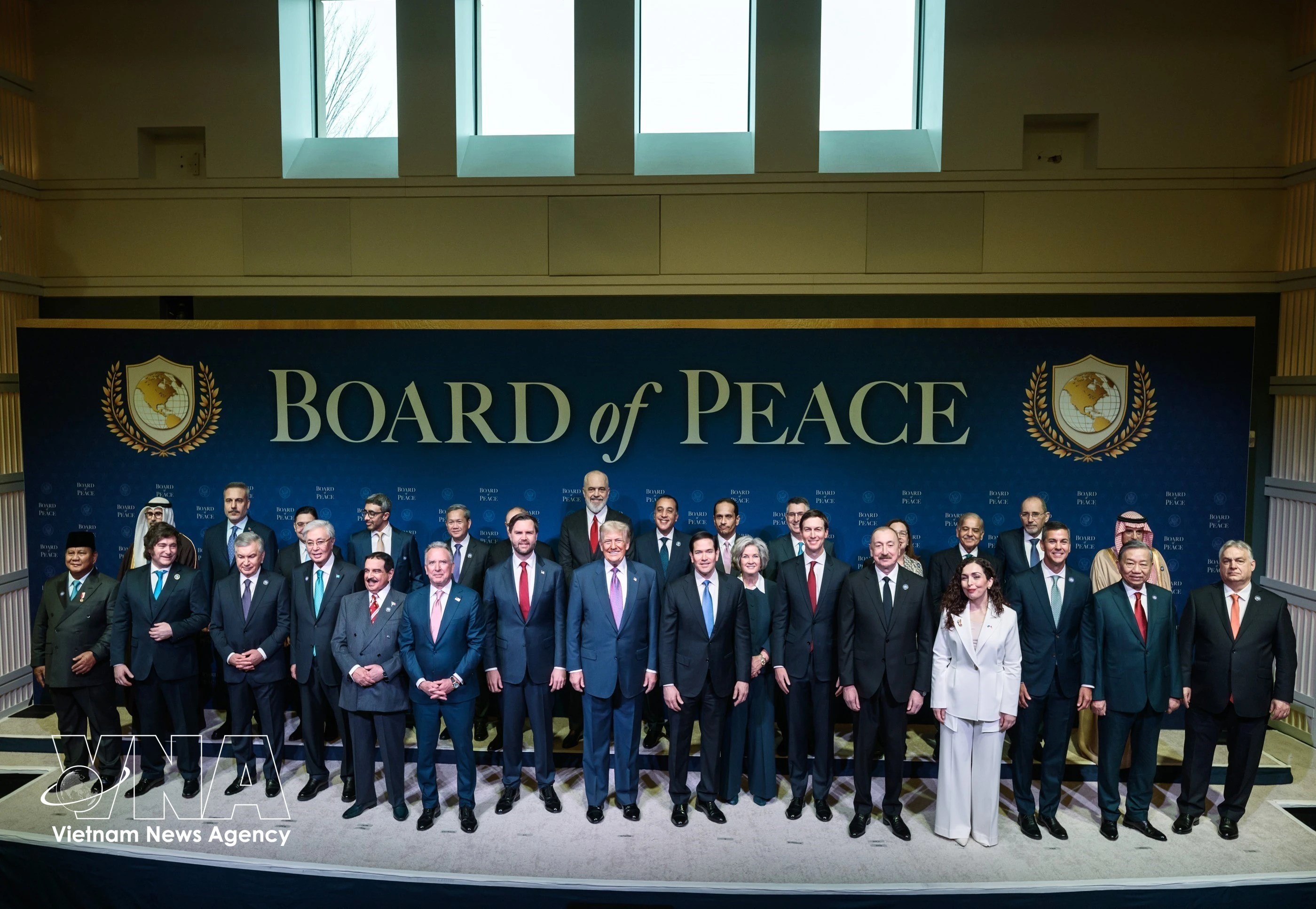 General Secretary of the Communist Party of Vietnam (CPV) Central Committee To Lam and heads of delegations attend the inaugural meeting of the Gaza Board of Peace in Washington, D.C. (Photo: VNA)