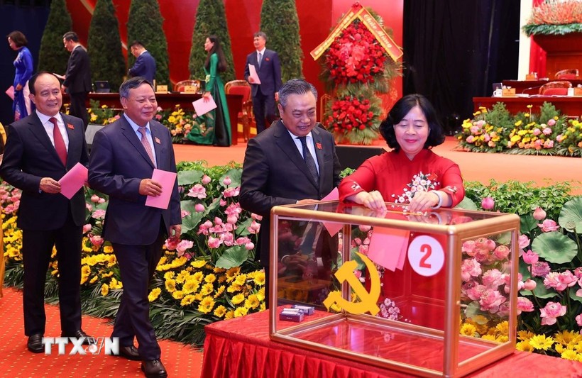 Delegates cast their votes to elect the 18th Hanoi Party Committee for the 2025–2030 term. (Photo: VNA)