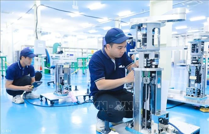 Workers are operating a robotic wafer conveyor assembly line in the semiconductor industry. (Illustrative image. Photo VNA)