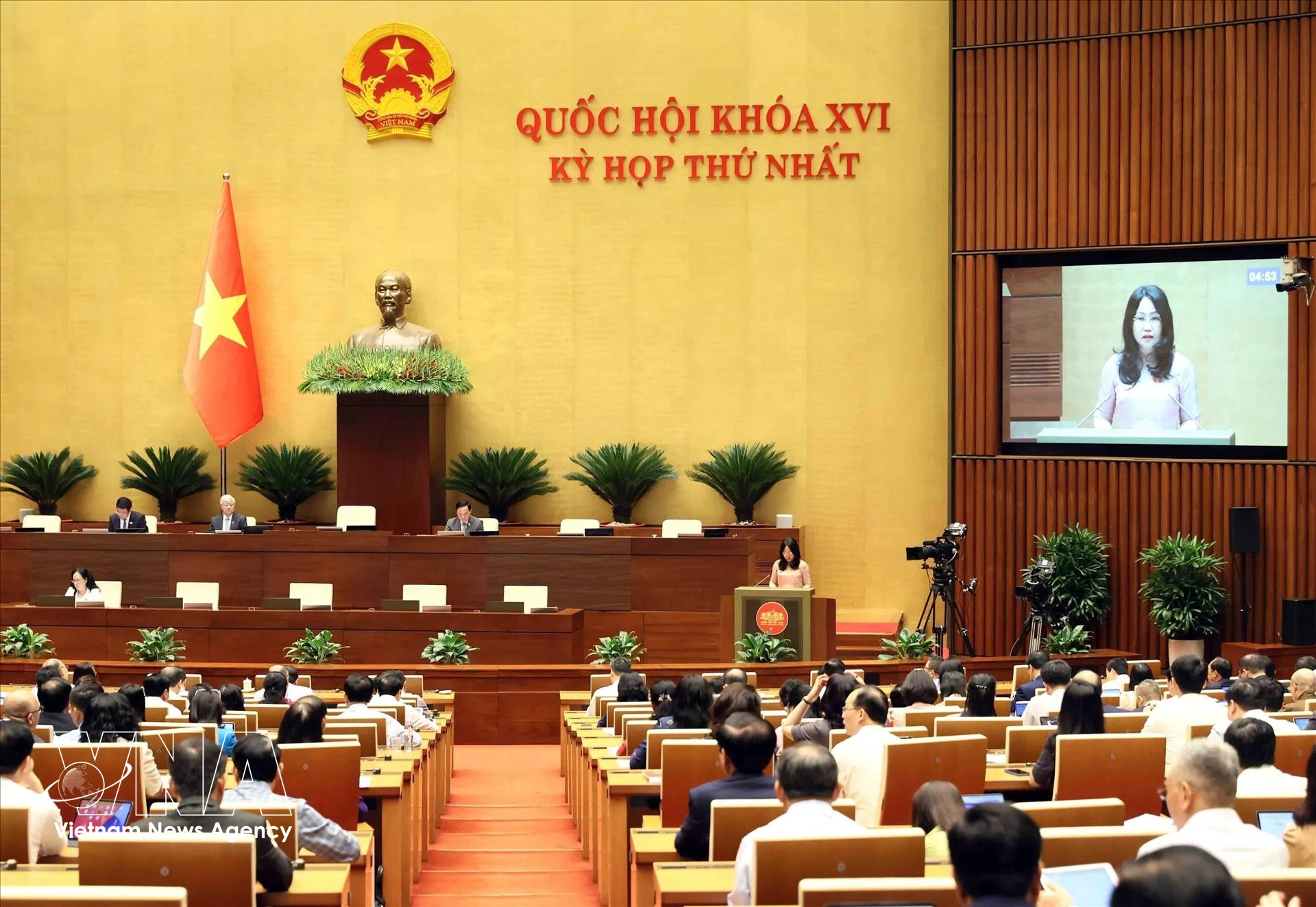 Minister of Culture, Sports and Tourism Lam Thi Phuong Thanh presents the draft Resolution. (Photo: VNA)