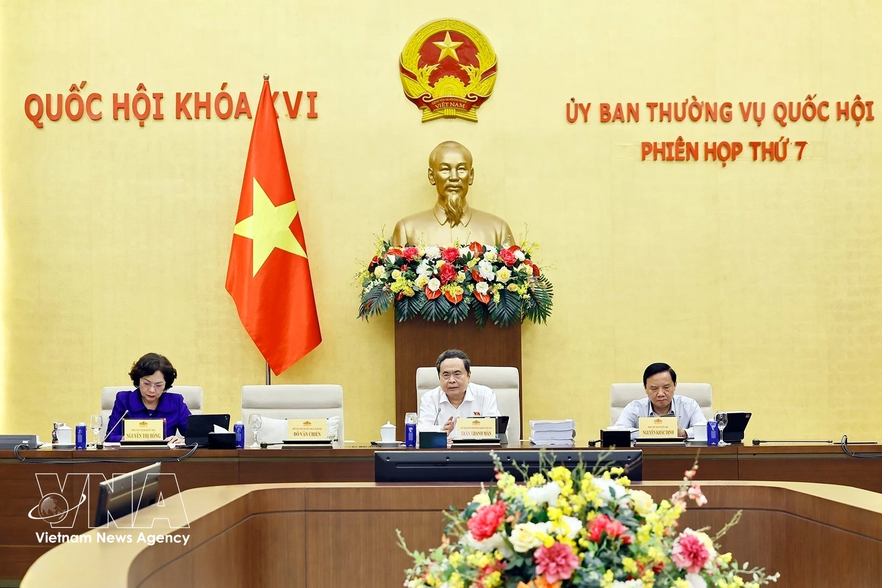 NA President Tran Thanh Man (centre) speaks at the session. (Photo: VNA)
