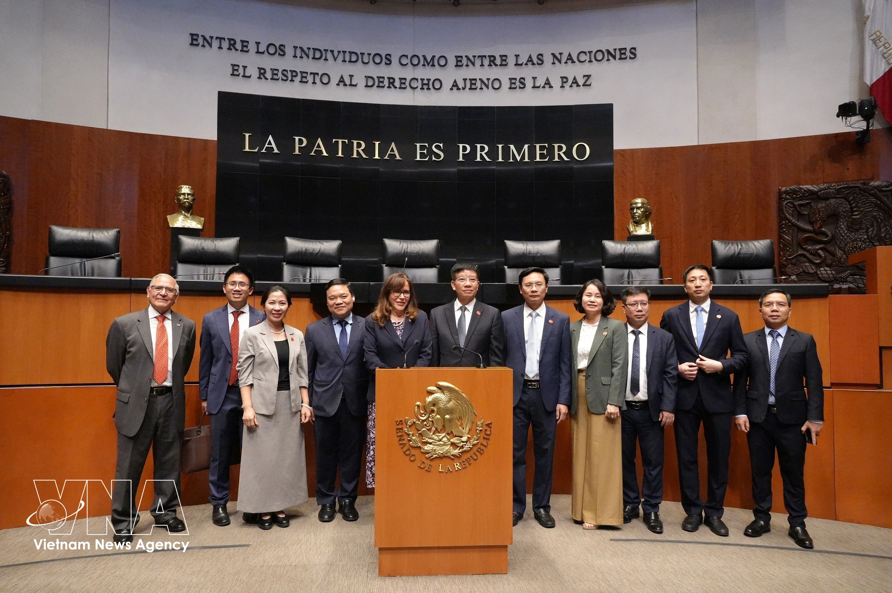 Members of the Vietnamese delegation in a joint photo with representatives of the Mexican Senate. (Photo: VNA)
