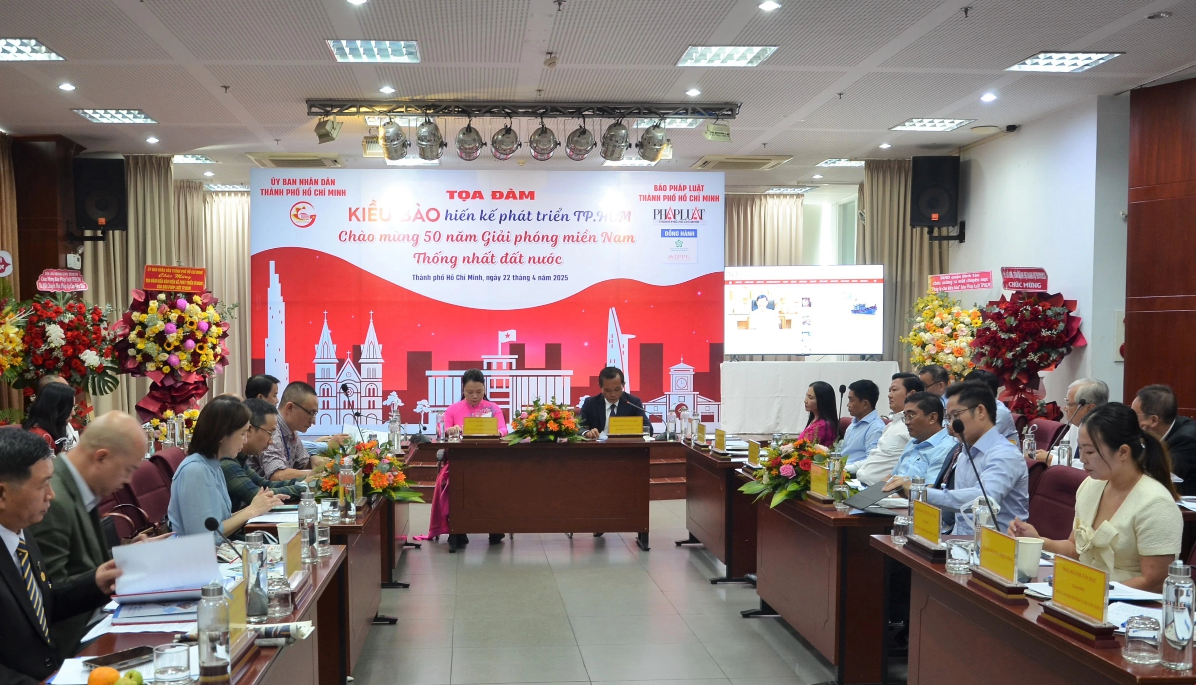 An overview of a seminar gathering overseas Vietnamese community's ideas for national development in Ho Chi Minh City on the occasion of the 50th anniversary of National Reunification (Photo: VNA)