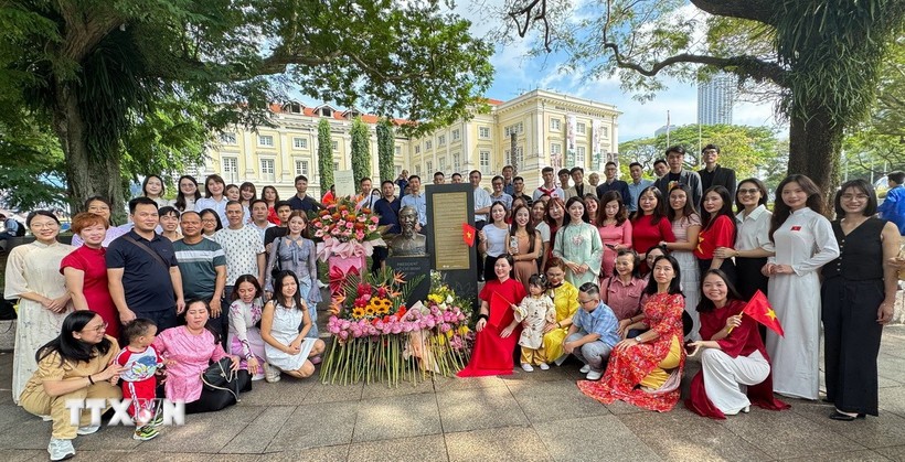 The Vietnamese community in Singapore lay flowers at the bust of President Ho Chi Minh at the Asian Civilisations Museum to mark the 80th anniversary of the August Revolution and National Day (September 2). (Photo: VNA)