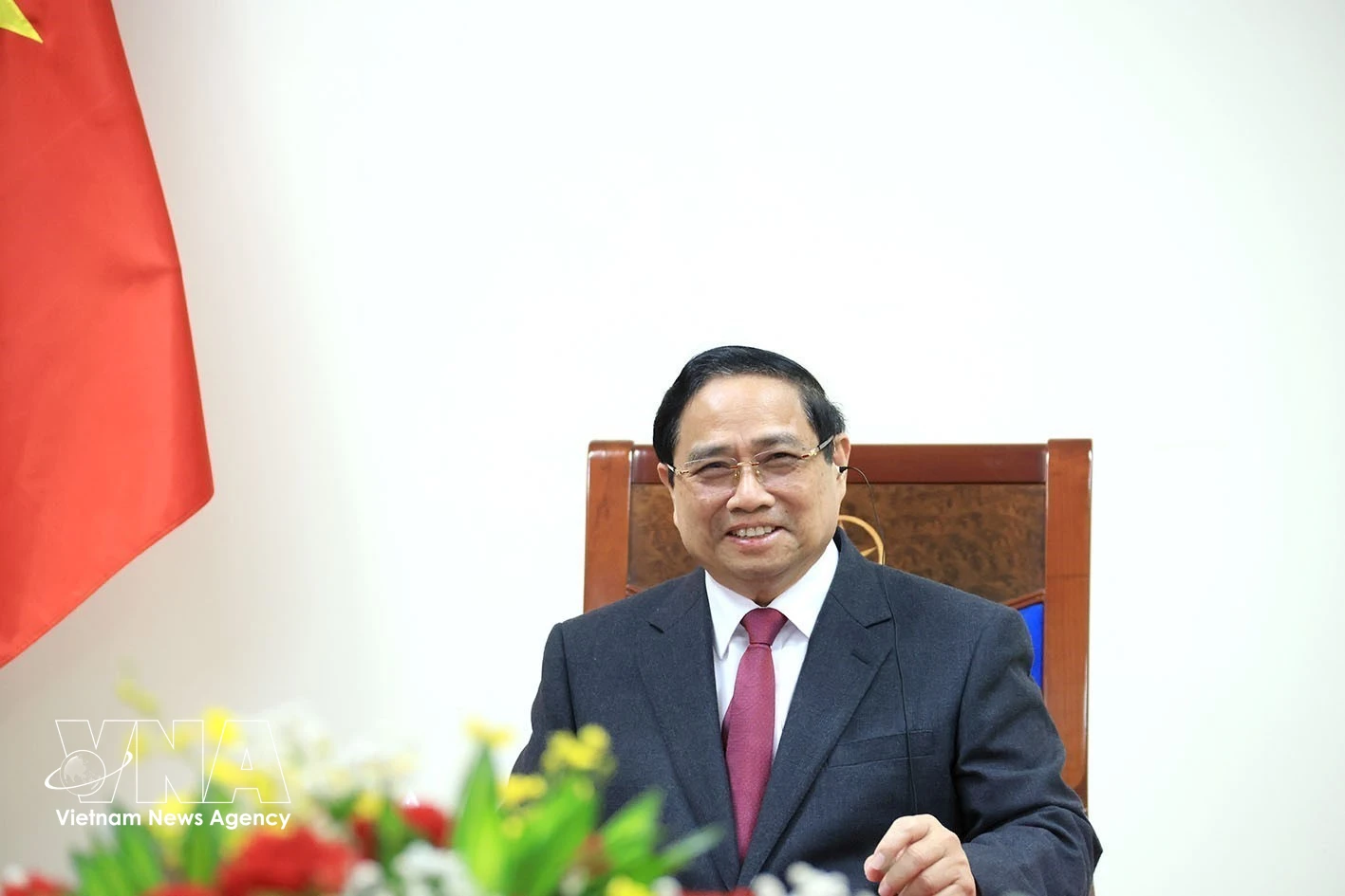 PM Pham Minh Chinh in the phone talks with his Singaporean counterpart Lawrence Wong. (Photo: VNA)
