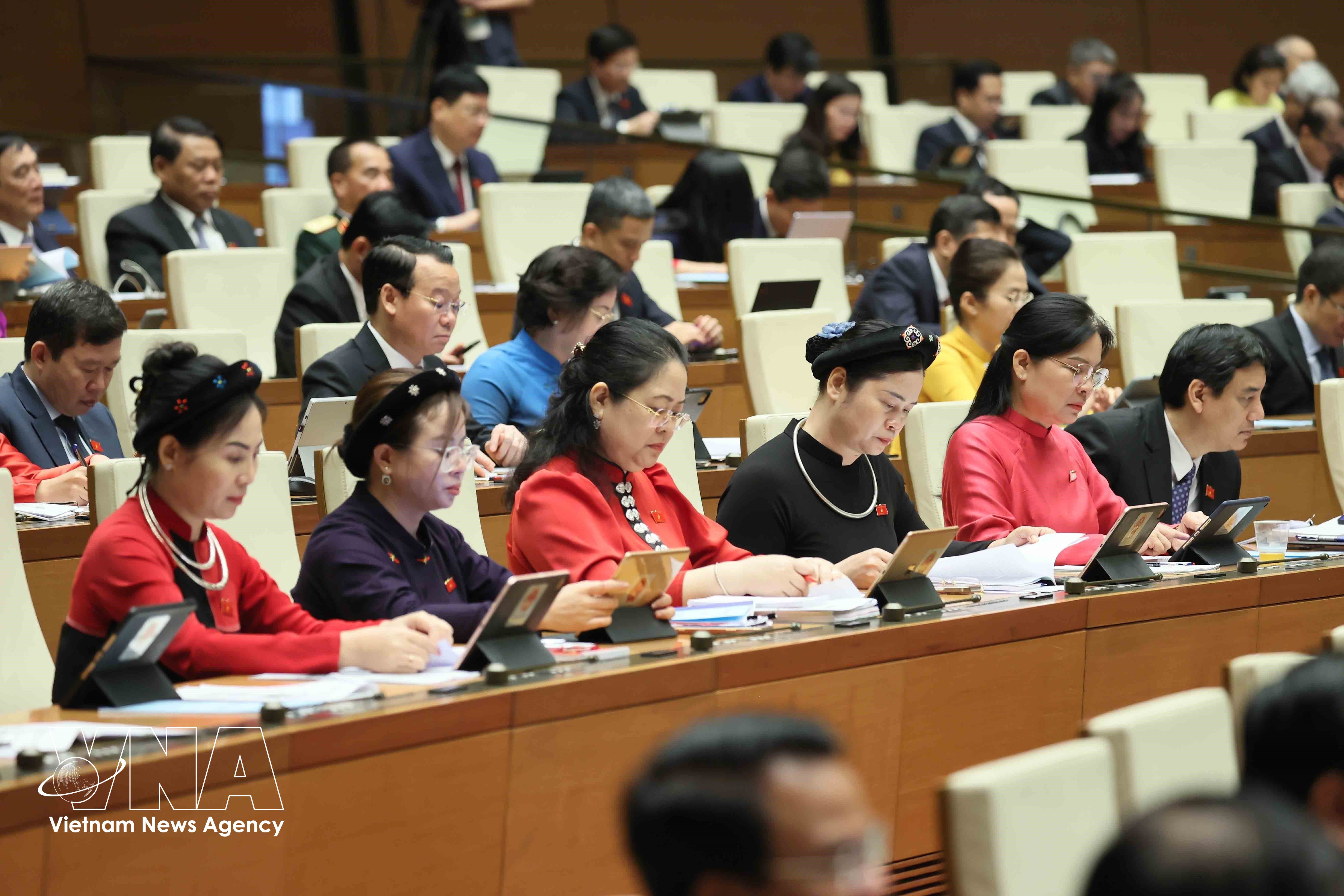 Female deputies of the National Assembly attend the opening session of the ninth sitting of the 15th National Assembly on May 5, 2025. (Photo: VNA)