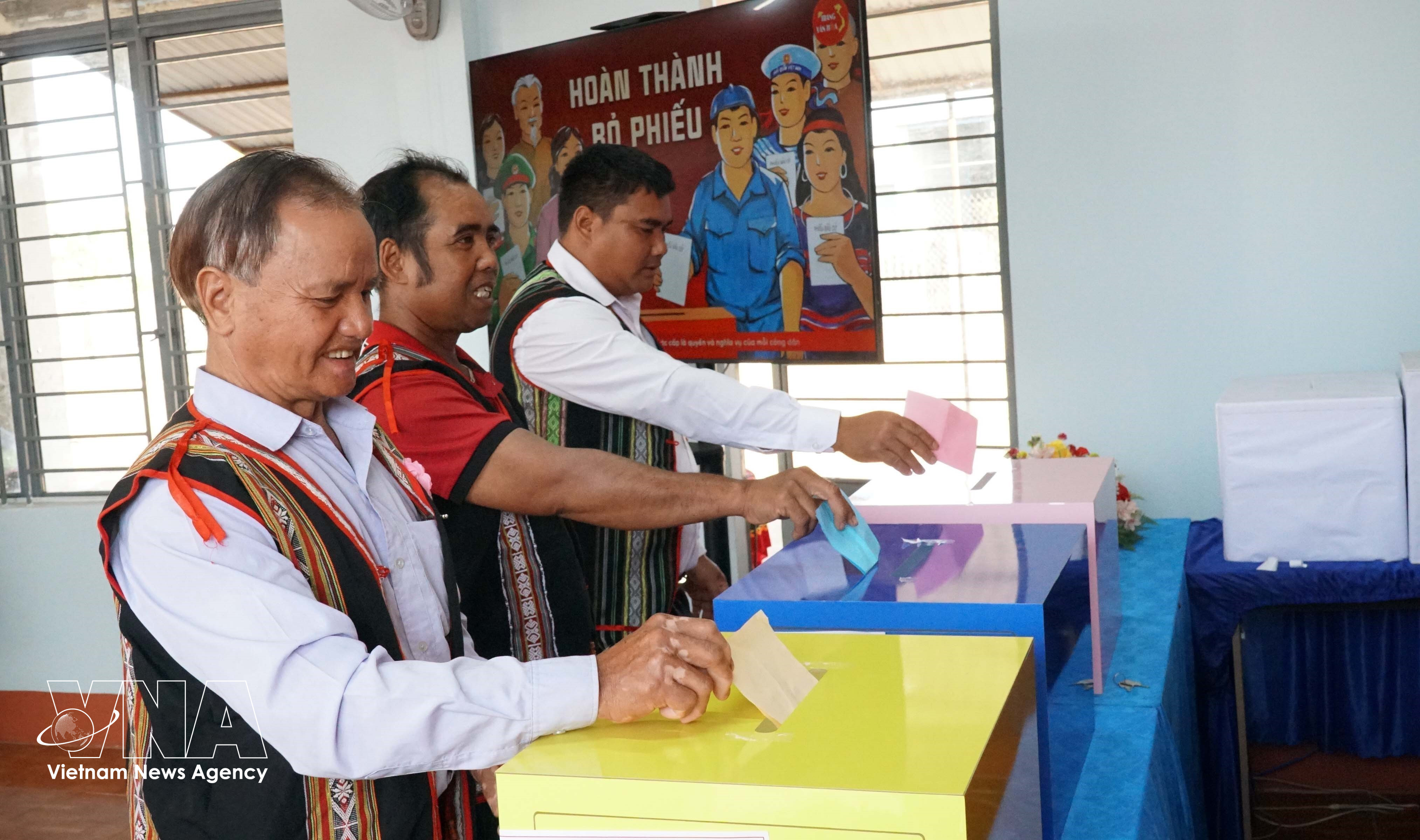 A large number of ethnic minority voters in Gao commune, Gia Lai province, head to polling stations early in the morning. (Photo: VNA)