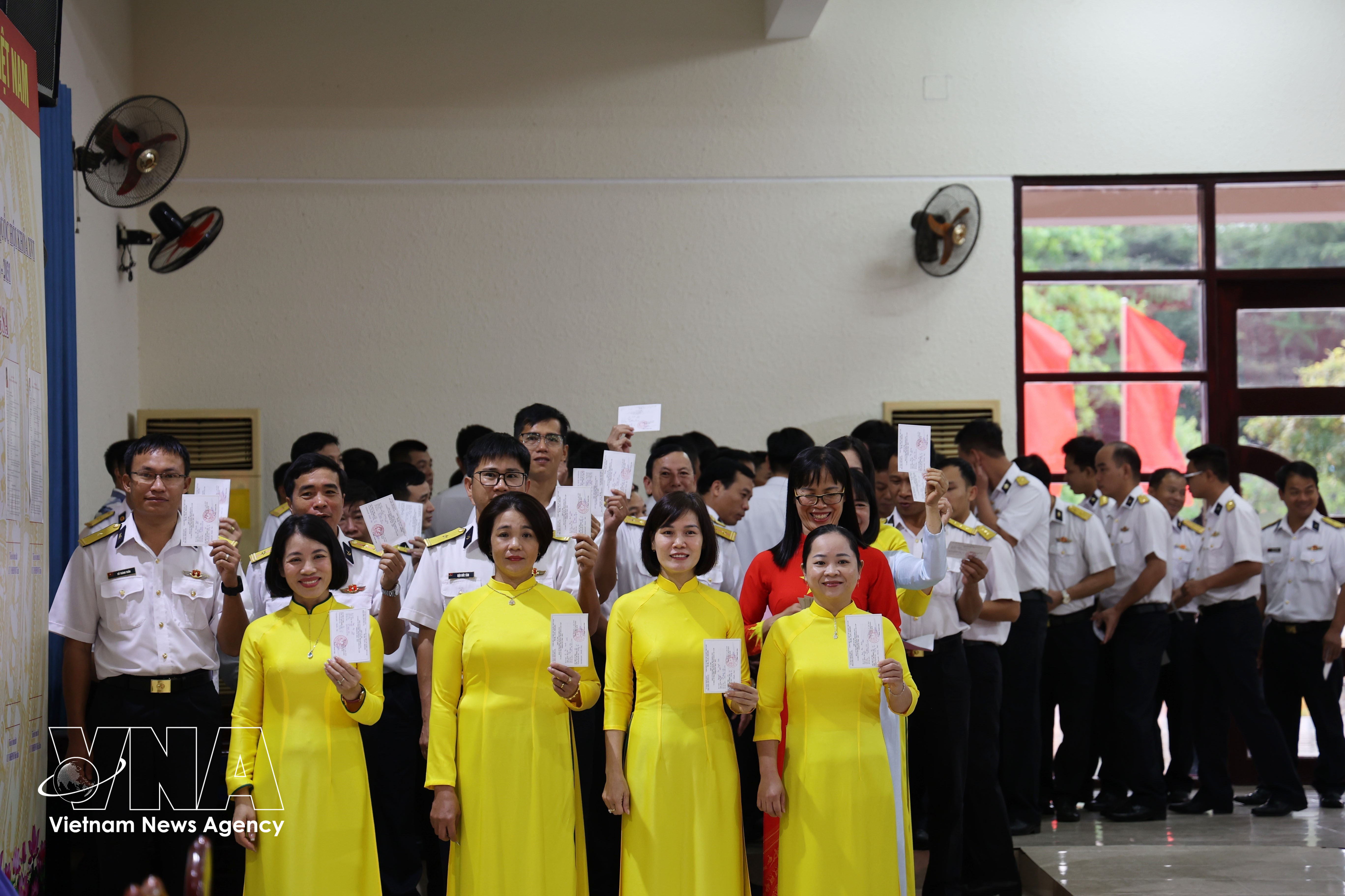 Officers, soldiers and residents in the Truong Sa special zone come to cast their ballots at Polling Station No.1 on March 15. (Photo: VNA)