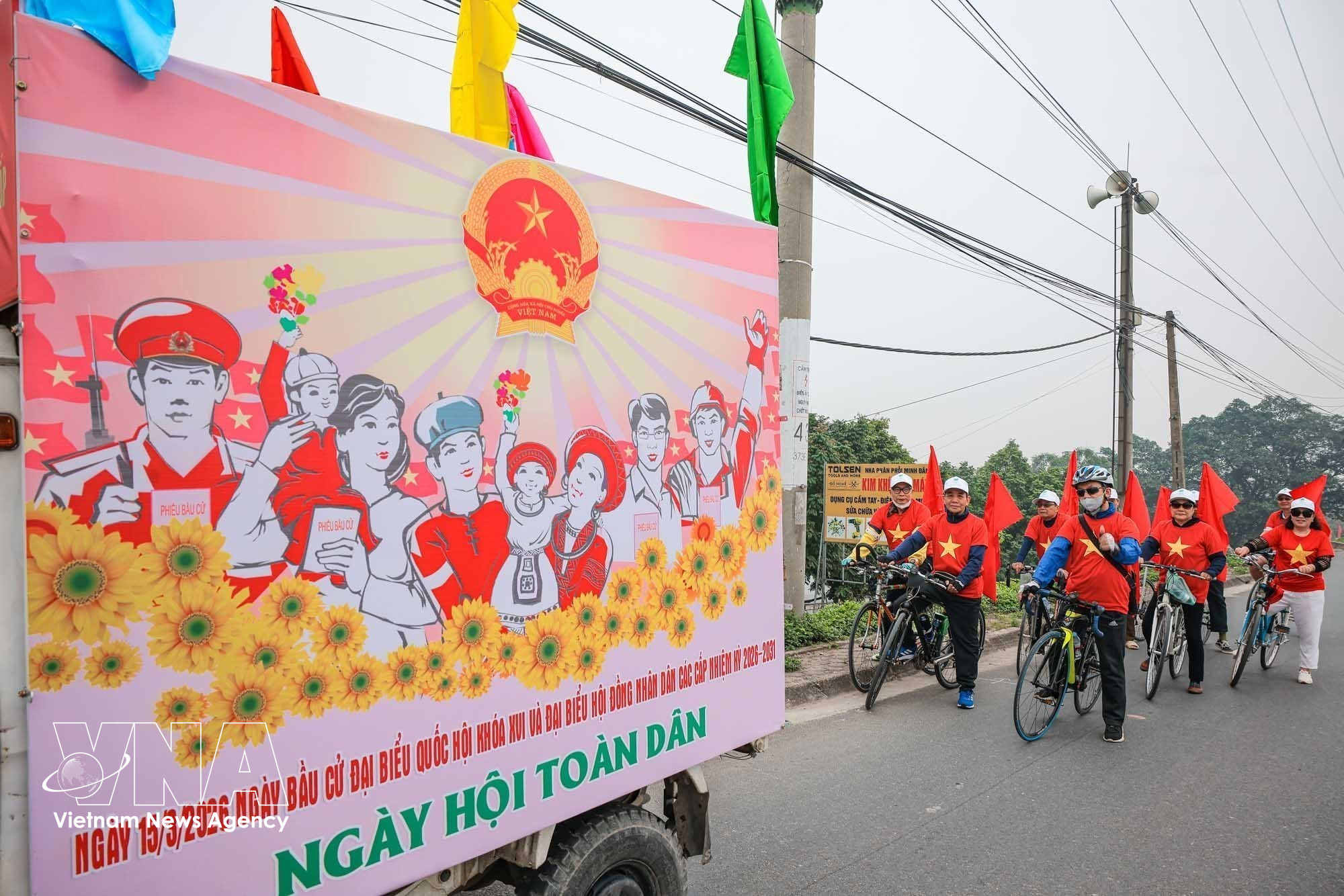 A communication team of O Dien commune in Hanoi cycle to support the general election. (Photo: VNA)