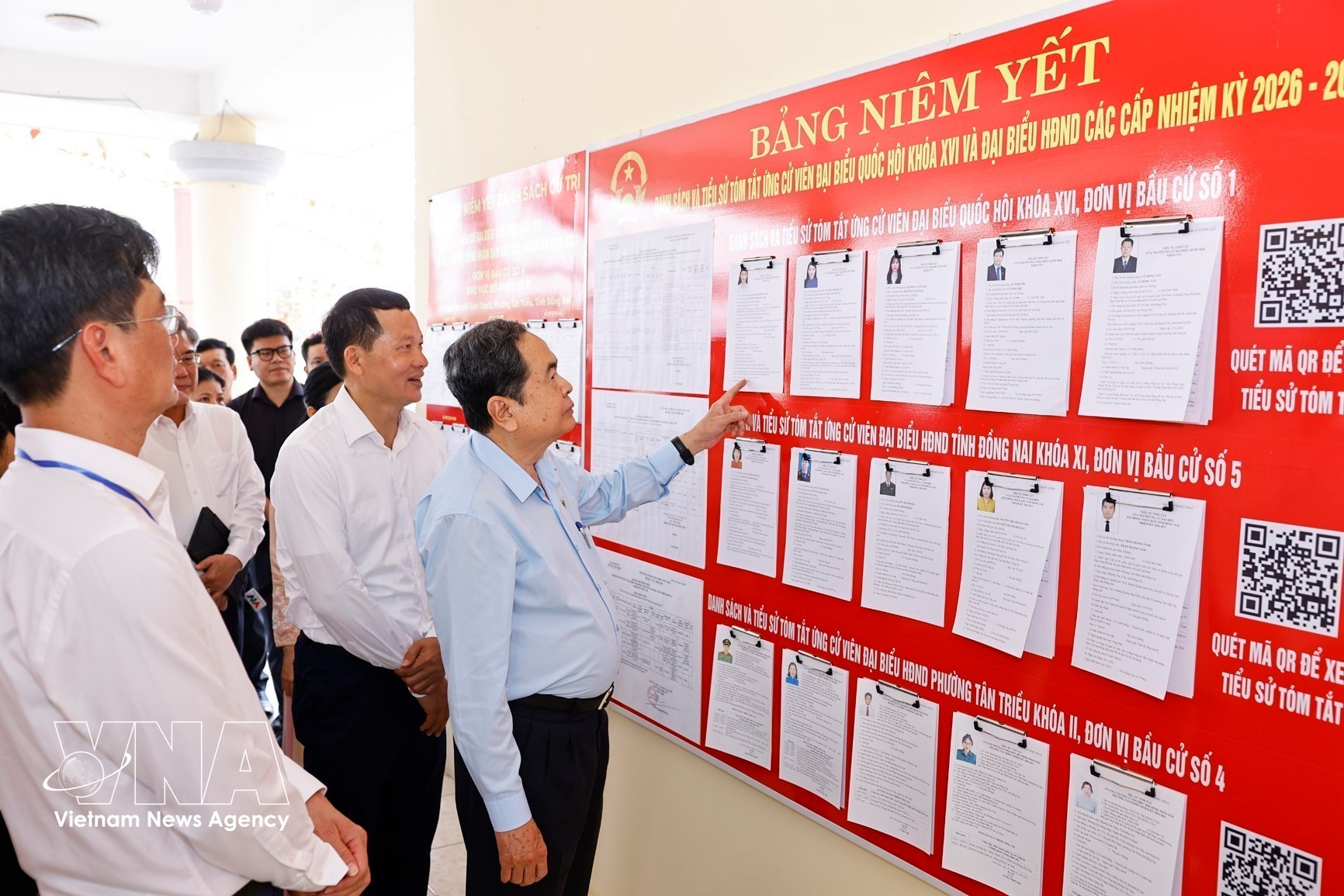 National Assembly Chairman Tran Thanh Man conducts an on-site inspection at constituency No. 4, polling station No. 17 in Tan Trieu ward, Dong Nai province. (Photo: VNA)