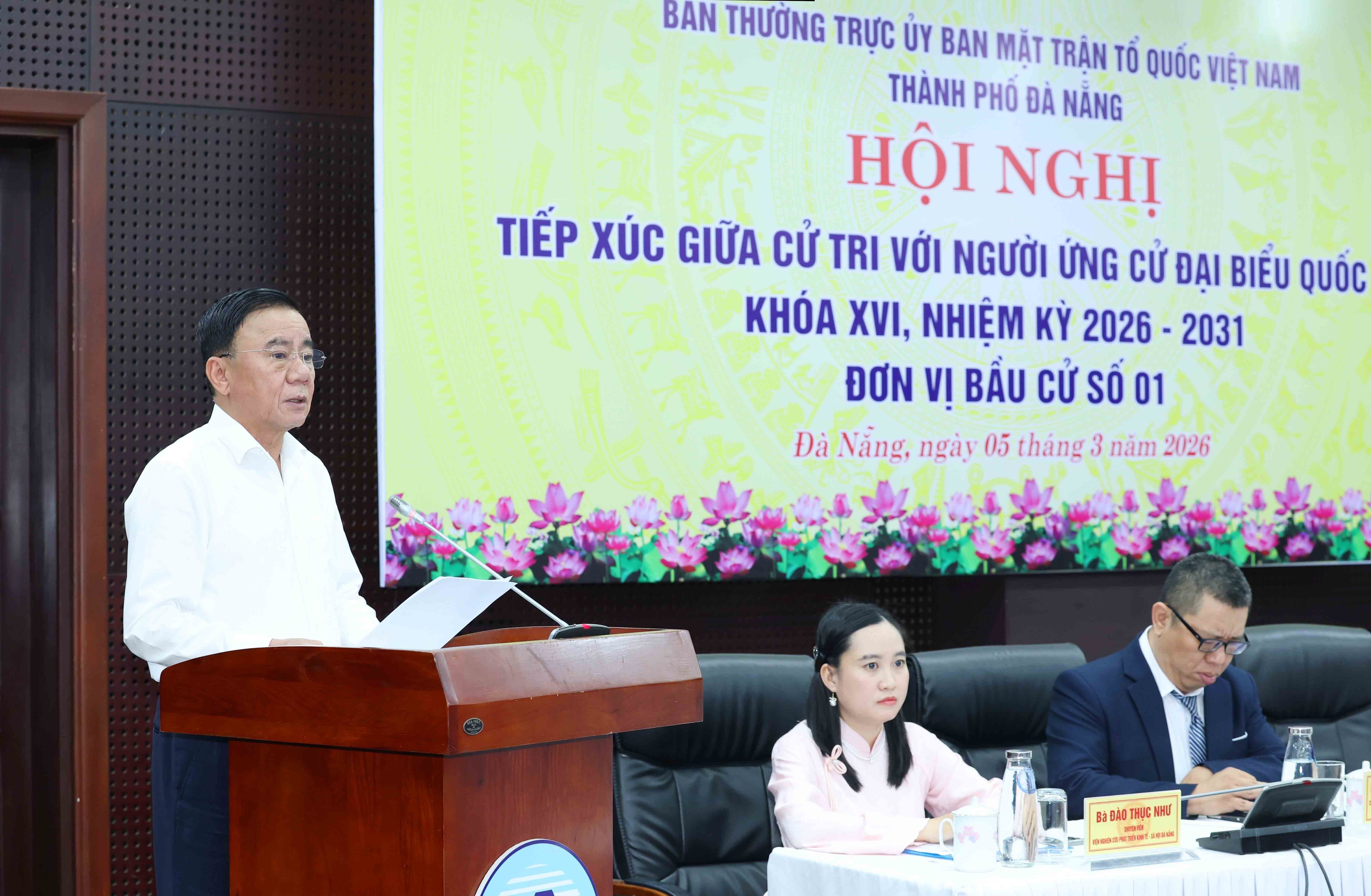 Politburo member and permanent member of the Party Central Committee’s Secretariat Tran Cam Tu speaks at the meeting. (Photo: VNA)