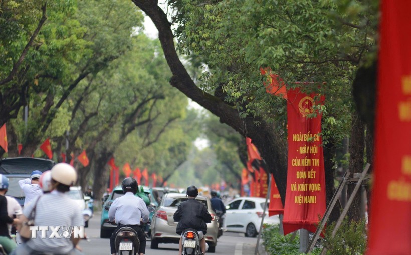 Main streets in Hue city are decorated with banners and propaganda posters promoting the upcoming elections. (Photo: VNA) 