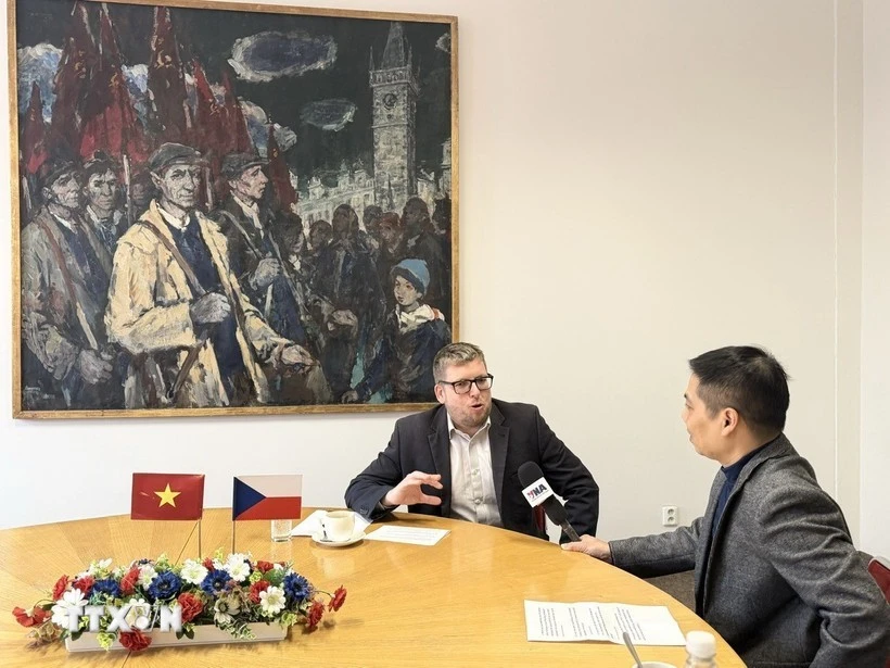 Milan Krajca, Chairman of the Czech Peace Movement and a member of the Communist Party of Bohemia and Moravia (KSČM) speaks to a Vietnam News Agency (VNA) correspondent in Prague. (Photo: VNA)